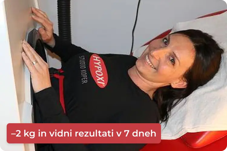 Stranka leži na HYPOXI napravi med tretmajem in se smehlja. Na sliki je napis '-2k in vidni rezultati v 7 dneh'